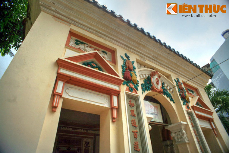 Khu lăng mộ nằm trên một diện tích rộng khoảng 200m2, gồm có cổng, tường bao, nhà mộ và mộ phần. Ngôi nhà mộ được xây dựng kiên cố với kiến trúc khối hình chữ nhật mang phong cách phương Tây kết hợp với trang trí họa tiết truyền thống của vùng đất Nam Bộ.