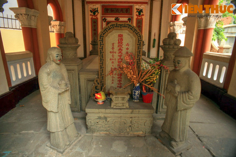 Trong nhà mộ là ngôi mộ bằng đá của Bá hộ Xường. Trước mộ có hai bức bức tượng người, gồm một nam một nữ. Giữa hai bức tượng là hương án và lư hương bằng đá chạm khắc công phu. Sau lư hương là bia trước của ngôi mộ.