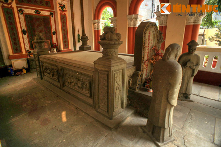 Trong nhà mộ là ngôi mộ bằng đá của Bá hộ Xường, có hình chữ nhật cao 0,77m; rộng 2,45m; dài 3,64m; trên cùng được phủ cát vàng, bốn góc có 4 cột trụ. Toàn bộ ngôi mộ là một tác phẩm điêu khắc đá rất đặc sắc.