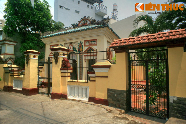 1. Trong con hẻm 79/30 Phú Thọ Hòa, quận Tân Phú, TP HCM có một công trình kiến trúc cổ khá đặc biệt: Khu lăng mộ ông Lý Tường Quan (1842-1896), còn được gọi là Bá hộ Xường - vị đại gia người Hoa được xếp thứ ba trong Tứ đại Phú hộ Sài Gòn xưa.