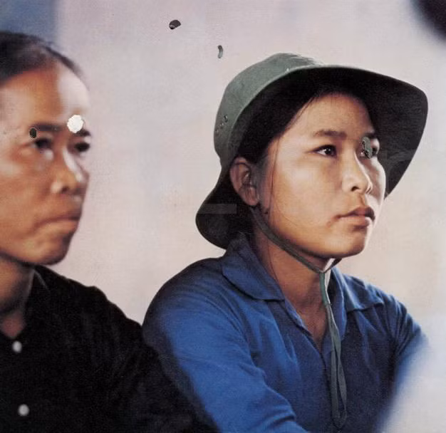 Nhiều chiến sĩ Giải phóng đã tham gia chiến đấu từ khi còn là thiếu niên, trưởng thành trong khói lửa. Giờ đây họ mới có dịp rời cây súng để cầm bút trên lớp học.