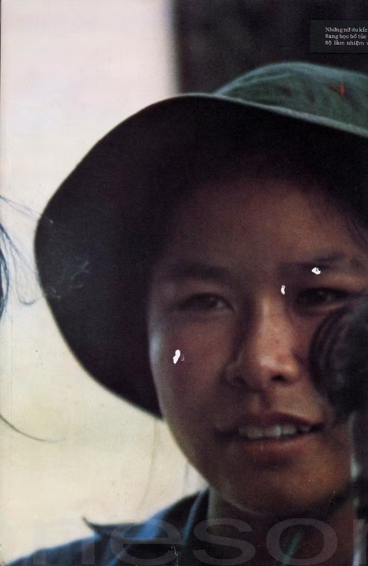 Một nữ du kích tham gia lớp học bổ túc.