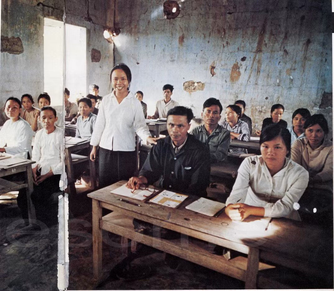 Người nữ du kích ngồi trên ghế học đường.