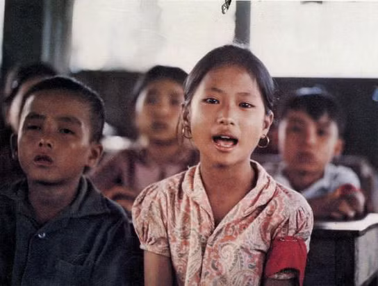 Vẻ mặt hân hoan của một học sinh nữ.