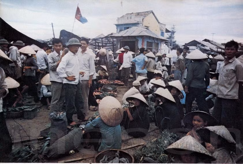 Hồi sinh từ đống đổ nát, chợ Đông Hà đã nhóm họp trở lại.