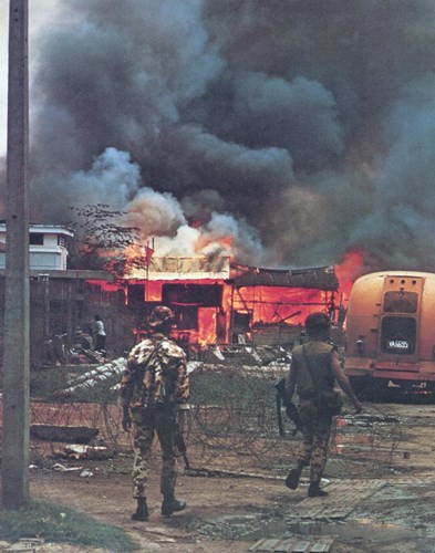 Một khu dân cư ở Chợ Lớn bốc cháy sau khi máy bay Mỹ đến oanh tạc.