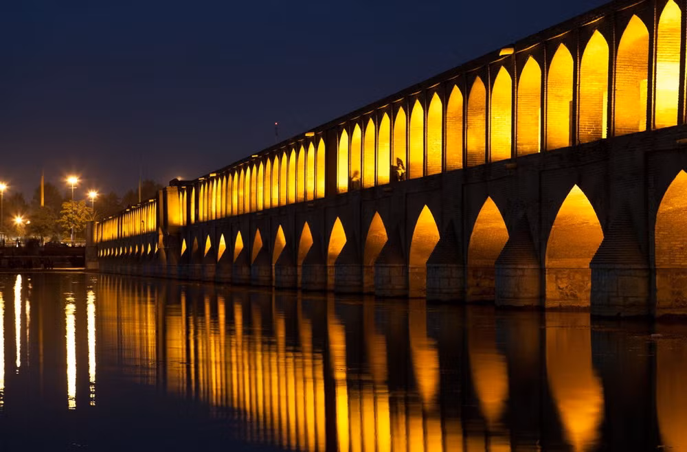 Khi đêm xuống, cầu Khaju hiện lên với dáng vẻ vô cùng tráng lệ nhờ ánh sáng của những ngọn đèn soi bóng xuống dòng sông.