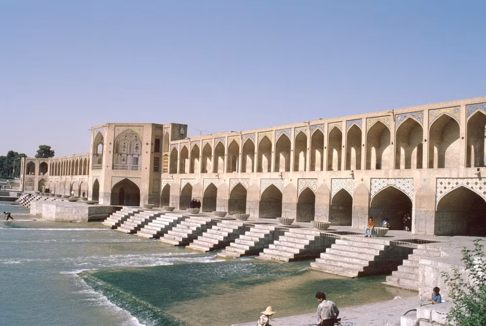 Cây cầu này dài 133m và rộng gần 14m với 23 nhịp, được vua Abbas đệ nhị của vương quốc Ba Tư cho xây dựng từ năm 1650 trên nền móng của một cây cầu cũ.