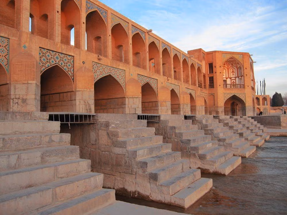 Vì vậy phần chân cầu được thiết kế nhô lên khỏi mặt nước, khiến nhiều người tưởng đây là một cây cầu hai tầng.