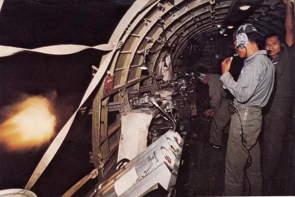 Tháng 3/1970, chiếc máy bay của không quân hoàng gia Lào xuất phát từ Viêng Chăn thực hiện nhiệm vụ đánh đêm tại các địa điểm của Lào và Việt Nam. Khẩu súng máy trên máy bay bắn được 6.000 viên đạn trong một phút.