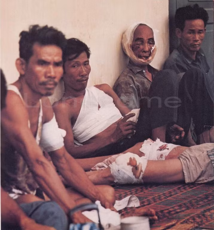 Nhiều người trong số họ không thể biết những người thân của mình ở Campuchia sống chết thế nào. Những người bị thương nặng cứ chết dần vì thiếu sự chăm sóc y tế.