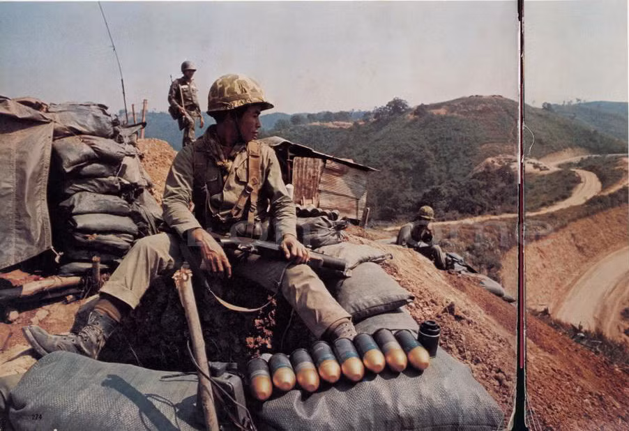 Lính Lào tại căn cứ tiền duyên của quân đội Viêng Chăn thân Mỹ ở Salaphukhun, gần cánh đồng Chum.