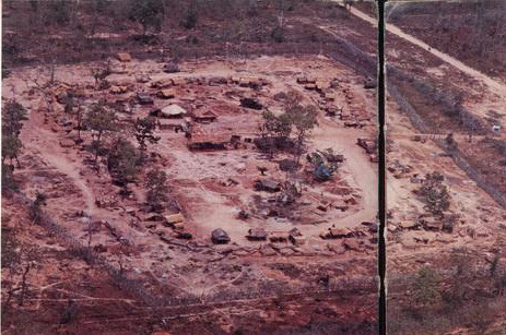 Căn cứ của quân đội Viêng Chăn ở Carong nằm cách Khe Sanh của Việt Nam 64km về phía Tây hoàn toàn bị cô lập, phải dựa vào sự tiếp tế của máy bay Mỹ, tháng 3/1970.