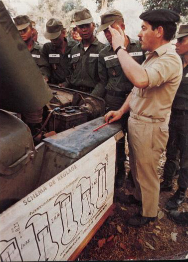 Quân đội Viêng Chăn được Mỹ trang bị vũ khí và quân phục, nhưng giáo viên giảng dạy tại trường sĩ quan ở Viêng Chăn là người Pháp, sử dụng tiếng Pháp.