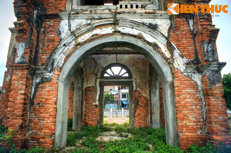 Vào thời kỳ chiến tranh Việt Nam, thành phố Đồng Hới đã bị máy bay Mỹ san phẳng. Nhà thờ Tam Toà cũng không tránh được cuộc hủy diệt khủng khiếp này.