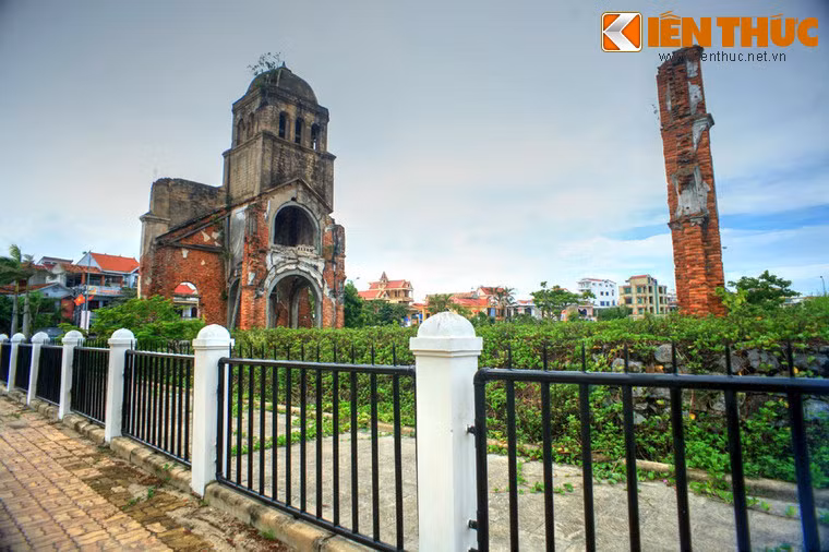 Ngày nay, ngôi nhà thờ tráng lệ một thuở chỉ còn lại tòa tháp chuông, một số mảng tường và phần nền mòng được gia cố bằng đá.