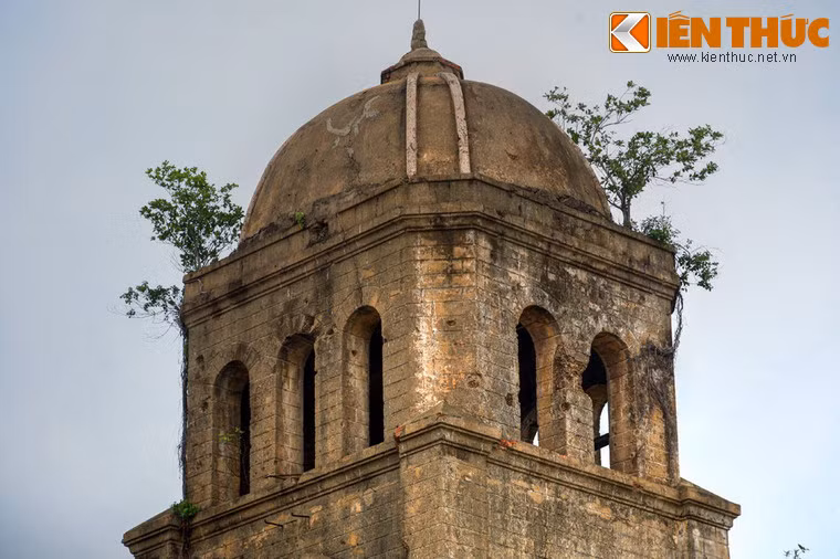 Những bờ tường đổ nát, những vết đạn lỗ chỗ trên tháp chuông nhà thờ là một lời nhắc nhở đầy ám ảnh về một thời kỳ lửa khói của đất nước.