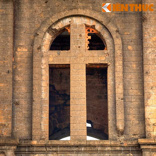 Vào ngày 11/2/1965, nhà thờ gần như bị phá hủy hoàn toàn sau một trận bom.