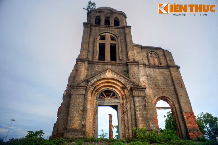 Nhà thờ được xây từ năm 1886 với phong cách kiến trúc Bồ Đào Nha độc đáo, khác với phần lớn các nhà thờ được xây ở Việt Nam cùng thời kỳ.