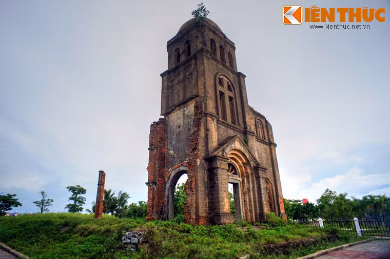 Đó là phế tích của nhà thờ Tam Tòa - công trình từng được coi là một trong những nhà thờ đẹp nhất ở Việt Nam thời thuộc địa.