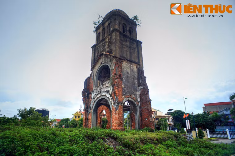 Đáng tiếc rằng nhà thờ đã có một số phận không mấy may mắn trong những năm tháng tồn tại của mình.