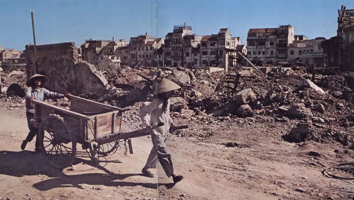 Khu Hạ Lý, nơi có đông người gốc Hoa ở Hải Phòng trở thành đống đổ nát trong đợt ném bom cuối tháng 7 của Mỹ.