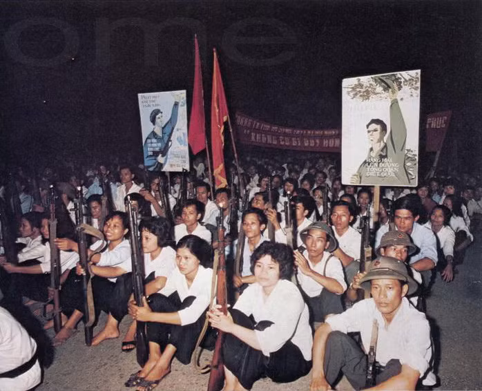 Mít tinh của thanh niên Hà Nội hưởng ứng tuyên bố của Chính phủ tố cáo sự lật lọng của Mỹ trong quá trình ký kết hiệp định Paris, cuối năm 1972.