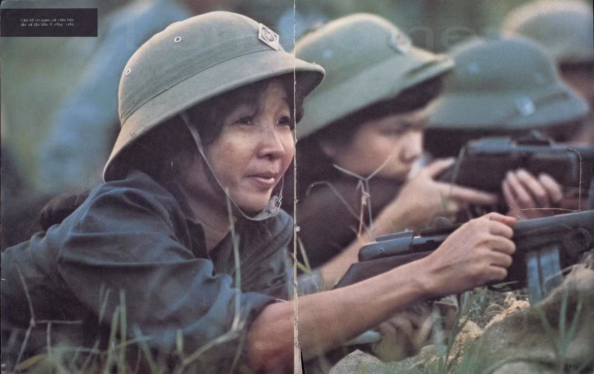 Cán bộ cơ quan, xã vên hợp tác xã tập bắn ở công viên.