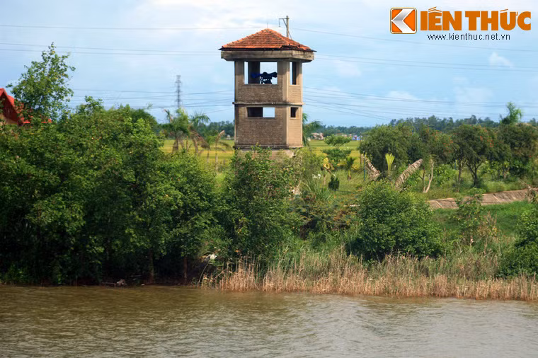 Tuy nhiên, sự phá hoại hiệp định của chính quyền Ngô Đình Diệm đã khiến cuộc tổng tuyển cử không được thực hiện. Ảnh: Tháp canh của chính quyền Sài Gòn ở bờ Nam sông Bến Hải.