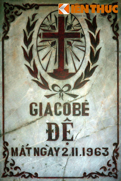 Bia của ngôi mộ bên trái ghi tên Giacobê Đệ, mất ngày 2/11/1963. Đây là mộ của ông Ngô Đình Nhu. Giacobê là tên thánh của ông này.