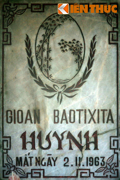 Ngôi mộ bên phải là mộ ông Ngô Đình Diệm. Bia mộ ghi tên Gioan Baotixita Huynh. Cũng như mộ người em, ngày mất ghi trên mộ ông Diệm là ngày xảy ra cuộc đảo chính đẫm máu lật đổ hai ông này.