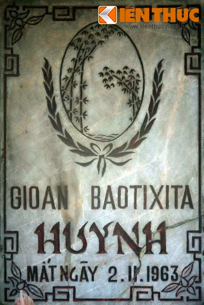 Ngôi mộ bên phải là mộ ông Ngô Đình Diệm. Bia mộ ghi tên Gioan Baotixita Huynh. Cũng như mộ người em, ngày mất ghi trên mộ ông Diệm là ngày xảy ra cuộc đảo chính đẫm máu lật đổ hai ông này.