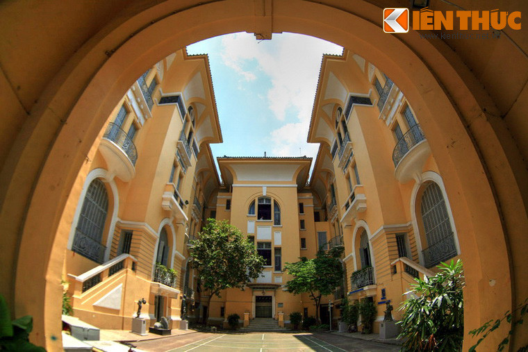 Do quy mô quá to lớn với nhiều phòng ốc nên người Sài Gòn còn gọi dinh thự của chú Hỏa là căn nhà 99 cửa. Đây có lẽ chỉ là con số tượng trưng. Số cửa thực tế của tòa nhà có thể còn nhiều hơn.