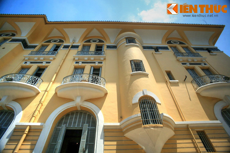 Dấu ấn kiến trúc này thể hiện rất rõ ở quy mô công trình và những chi tiết kiến trúc phóng khoáng như ban công đua ra phía ngoài, mái vươn xa, các hệ thống hoa sắt uốn công phu, độc đáo.
