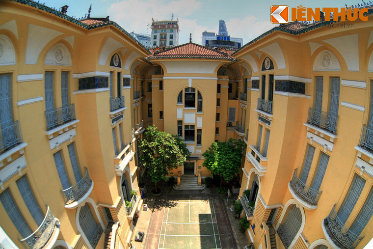 Được khánh thánh năm 1925, dinh thự của chú Hỏa là một tòa nhà 4 tầng đồ sộ, có bố cục đăng đối, gồm 2 dãy nhà ngang và 2 dãy nhà dọc khép kín tạo thành một giếng trời ở giữa. Tòa dinh thự mang phong cách chủ đạo là Art-Deco, một trường phái kiến trúc thịnh hành ở phương Tây đầu của thế kỷ 20.