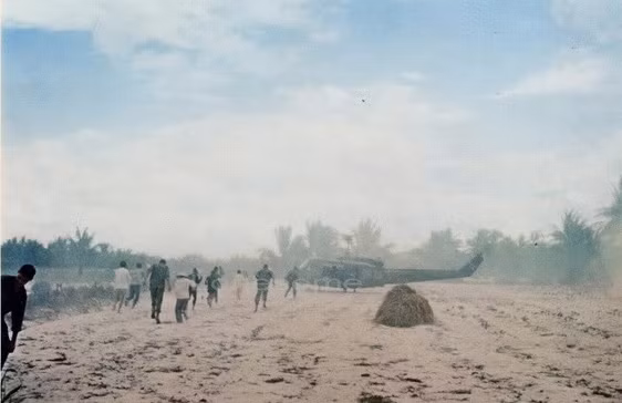 Lính Mỹ dùng máy bay lên thẳng dồn dân để lập vùng tự do bắn phá, Bình Định năm 1967.