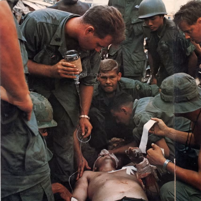 Một lính Mỹ thuộc sư đoàn bộ binh số 9 trúng đạn của du kích, rên la thảm thiết, ngoại ô Sài Gòn năm 1968.