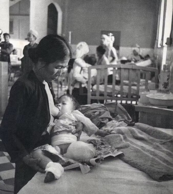 Trẻ sơ sinh cũng là nạn nhân của đạn bom.