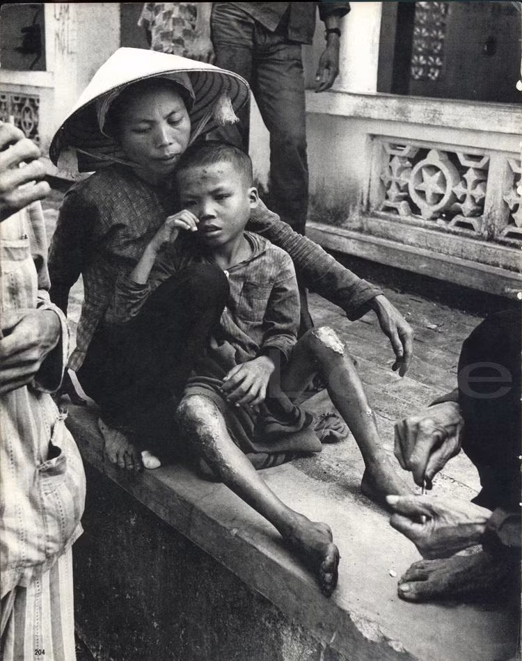 Một em bé vừa bị đưa vào trại tập trung cùng mẹ.