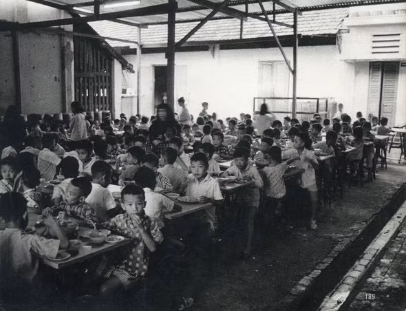 Trong số hàng chục vạn trẻ em mồ côi do cuộc chiến, chỉ có một số ít được đưa vào cô nhi viện, phần lớn phải sống nhờ bà con hoặc trở thành trẻ lang thang. Cô nhi viện Gò Vấp, Sài Gòn 1967.