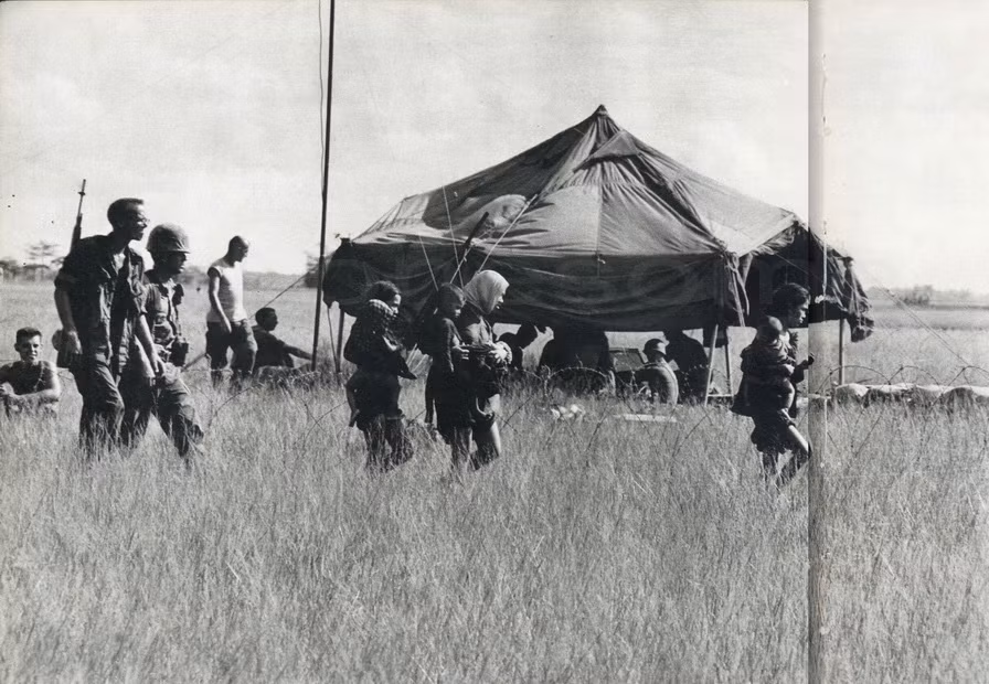 Nông dân bị binh lính sư đoàn bộ binh 25 của Mỹ dồn vào trại tập trung. Tây Ninh năm 1966.