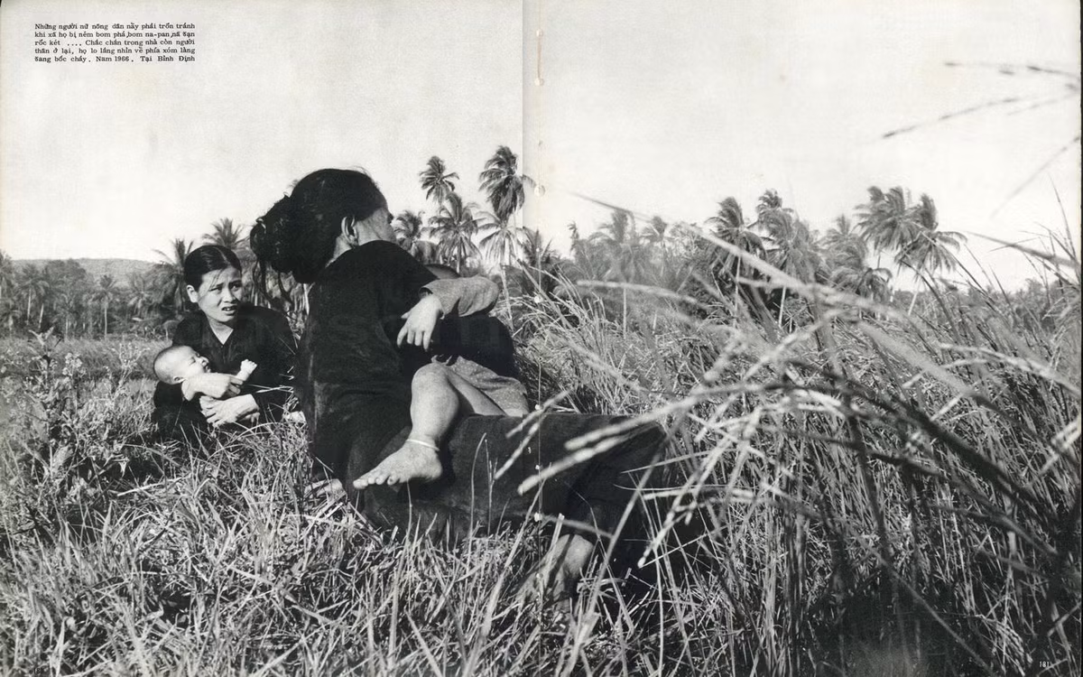 Những người phụ nữ nông dân lo lắng nhìn về phía xóm làng đang bốc cháy sau khi trốn chạy khỏi vụ tấn công của lính Mỹ, Bình Định năm 1966.