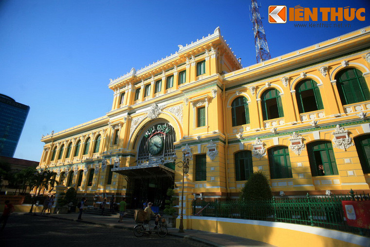 Năm 1947, ông trở về Sài Gòn để chăm sóc cha đang bệnh nặng. Năm 1950 ông bắt đầu những hoạt động tình báo đầu tiên trong sự nghiệp của của mình. Ảnh: Bưu điện Trung tâm Sài Gòn.