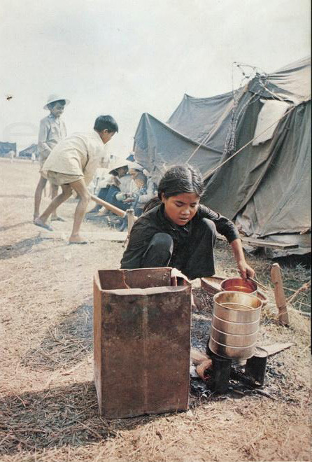 Sau khi san bằng các làng xã trong một chiến dịch càn quét, lính Mỹ dồn người dân vào trại tập trung ở Phú Lợi, Thủ Dầu Một, 1967.