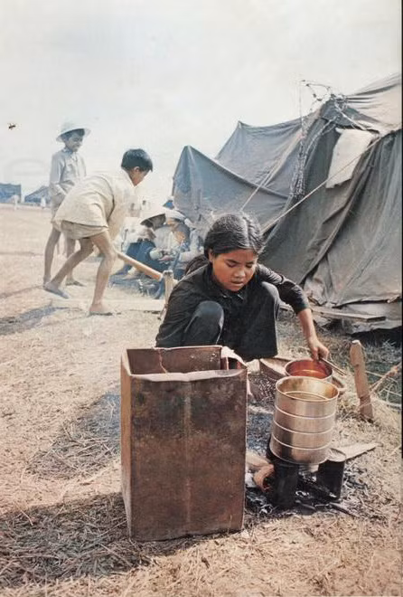 Sau khi san bằng các làng xã trong một chiến dịch càn quét, lính Mỹ dồn người dân vào trại tập trung ở Phú Lợi, Thủ Dầu Một, 1967.