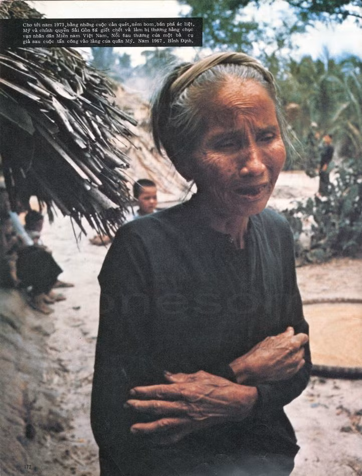 Vẻ bàng hoàng của cụ già sau cuộc tấn công vào làng của lính Mỹ, Bình Định năm 1967.