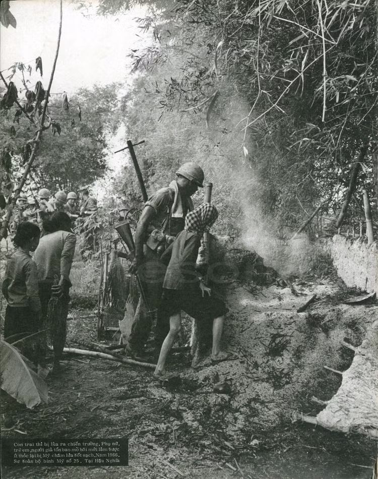 Binh lính thuộc sư đoàn bộ binh 25 của Mỹ châm lửa đốt thóc của nông dân ở tỉnh Hậu Nghĩa vì cho rằng đây là nguồn tiếp tế cho quân Giải phóng.