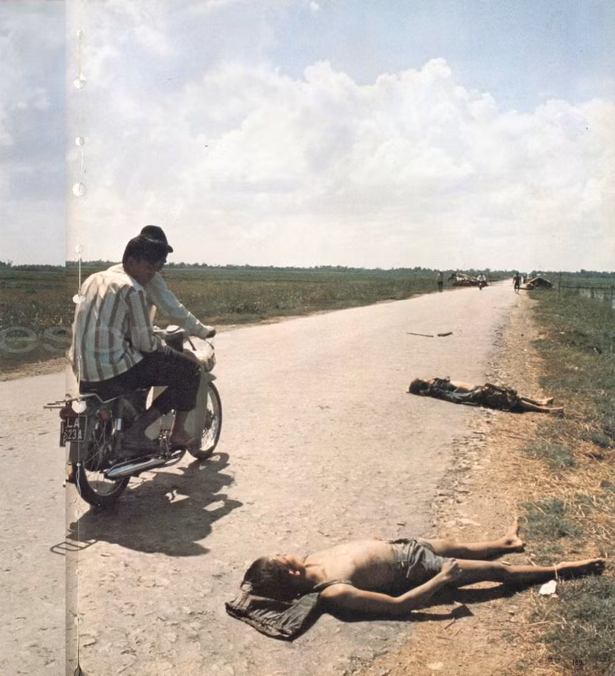 Trên quốc lộ 4 vùng đồng bằng sông Cửu Long, quân đội Sài Gòn phơi xác những người bị bắn chết ở ven đường để đe dọa dân chúng về hậu quả của việc hợp tác với quân Giải phóng.