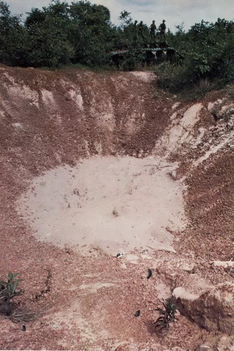 Hố bom được tạo ra bởi bom 1 tấn từ máy bay B-52 thả xuống ở Củ Chi.