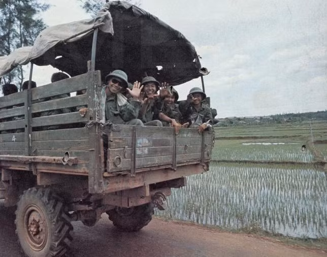 Niềm vui của các chiến sĩ Giải phóng khi làm xong nhiệm vụ và trở về miền Bắc, Quốc lộ 1 đoạn chạy qua Vĩnh Linh.